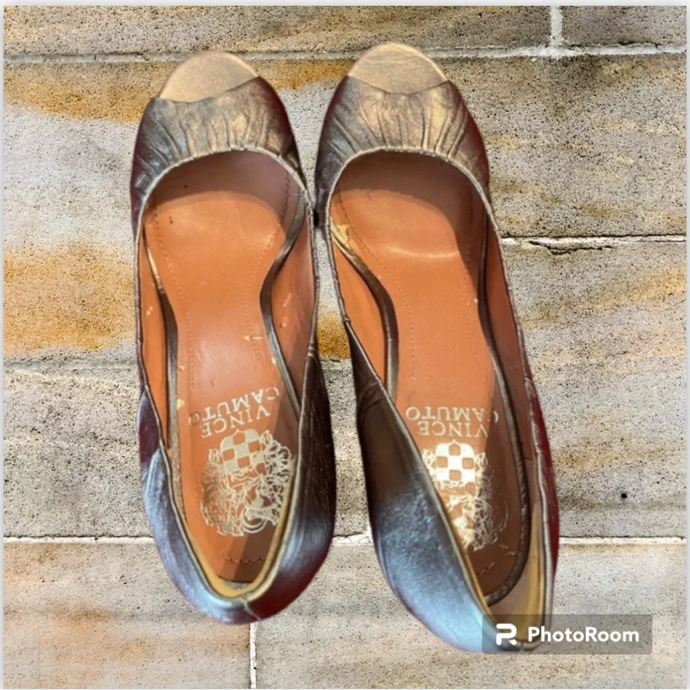 VINCE CAMUTO 👠SHE’S THE RIGHT SHOE FOR YOU Pewter Peep toe pump 6B Gently Worn